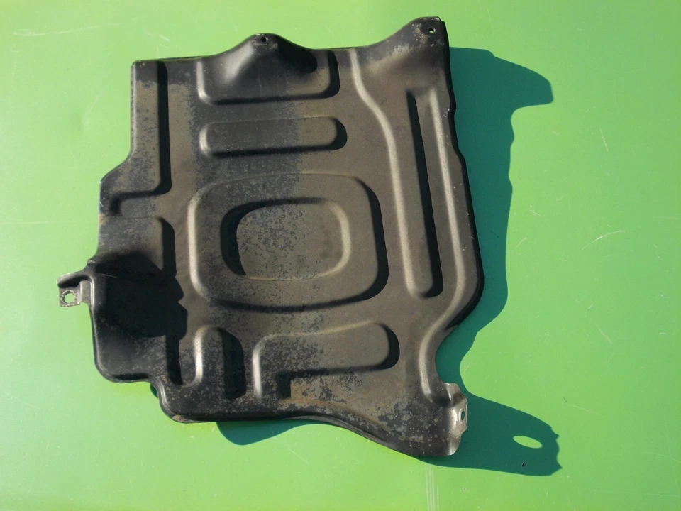 PARAGOLPES DELANTERO DERECHO CHEVY METRO 95-01 PROTECTOR MOTOR REVESTIMIENTO INTERIOR 30020436 OEM GEO Foto 3 de 4