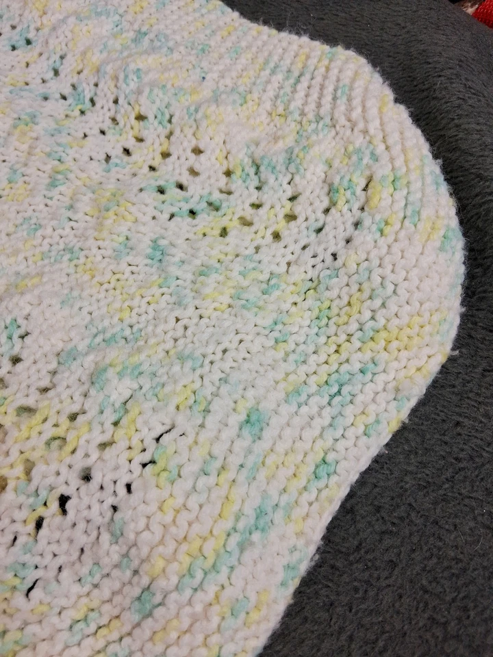 Manta de bebé tejida hecha a mano amarilla azul blanca suave pastel Chevron afgana 36x38 pulgadas Foto 2 de 4