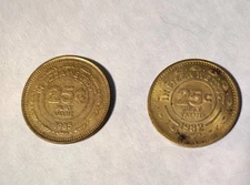 Vintage Chuck E Cheese Pizza Time Theatre 25c Brass Tokens  1982 & 1985