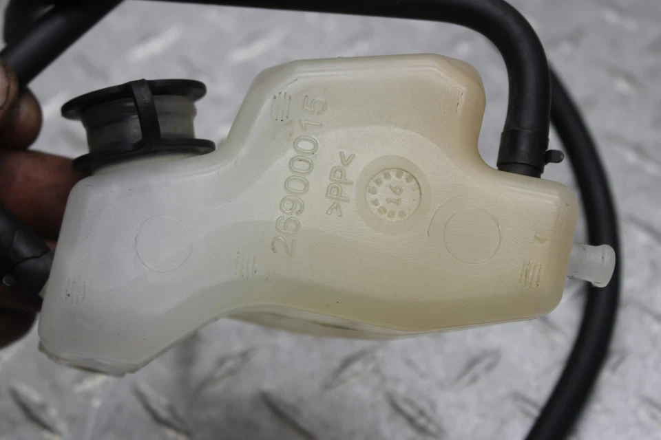 2017 Harley-Davidson Street Glide CVO LIQUID COOLED FLHXSE COOLANT WATER TANK - Imagem 2 de 4