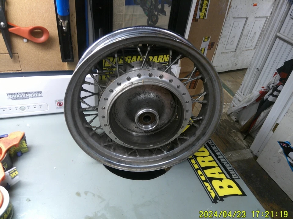 Conjunto de rueda trasera Honda Shadow Aero 750 2004-2006 15M/CXMT3,50 Foto 3 de 4