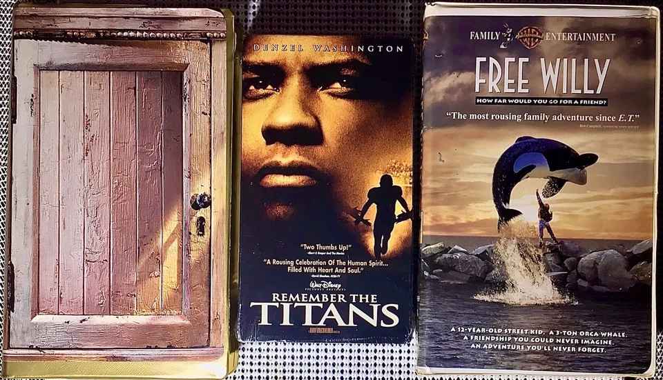 3 VHS Clamshell/SEALED- DISNEY- Warner Bros- Free Willy, Remember the Titans, + Foto 2 de 4