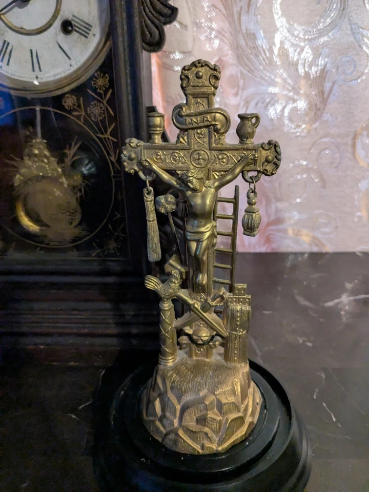 Momento Mori Arma Christi Crucifijo Calavera Huesos Cruzados Bajo Una Cúpula 11 3/4" Foto 2 de 4