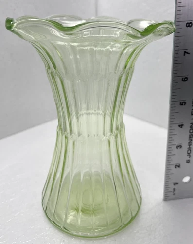 Vintage Uranium 8" Vase Vaseline 30s Depression Era - Picture 7 of 8