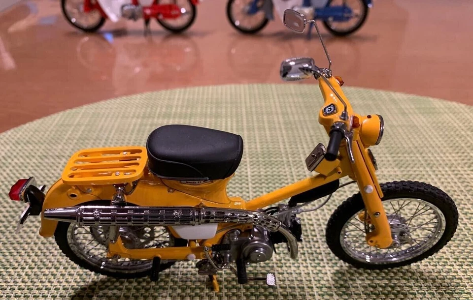 EBBRO 1/10 Honda Hunter Cub C105H Yerrow Moto Collezione Premium - Immagine 2 di 4