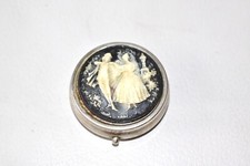 boîte - pilulier - vintage - rond - diamètre 5 cm - scène galante - 3 compartim