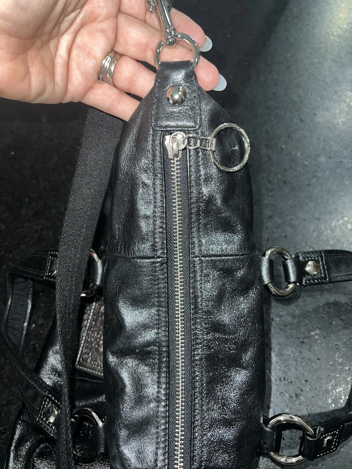 NUOVA BORSA COACH POPPY NERA PELLE SCINTILLANTE VIOLA INTERNO PORTACHIAVI