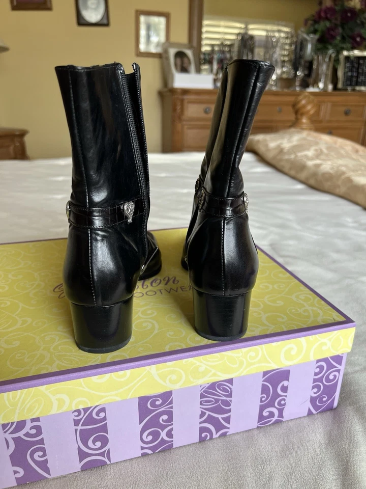 Botas de tacón Brighton de cuero negro con cadena para mujer Foto 4 de 4