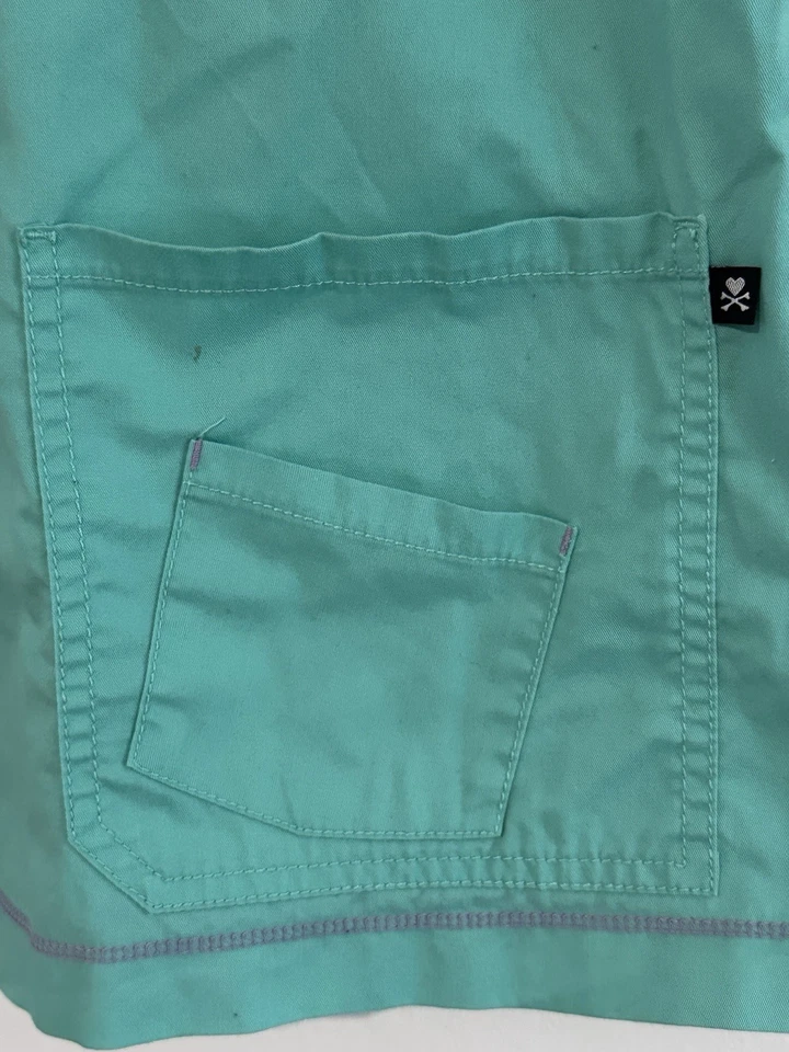 Blusa esfoliante Koi x Tokidoki azul claro unicórnio sereia feminina tamanho pequeno - Imagem 3 de 4