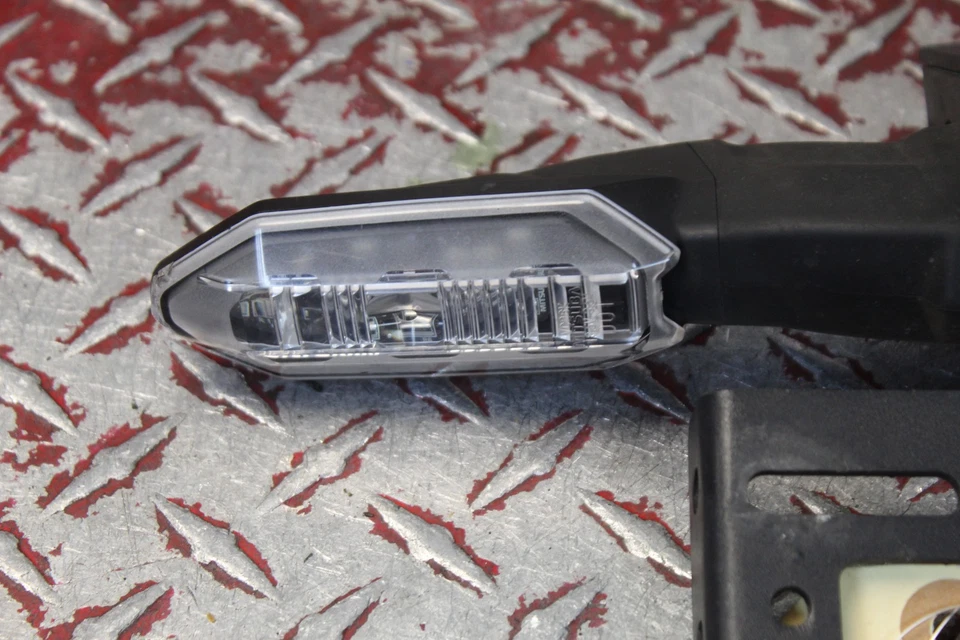 2023 KAWASAKI NINJA 650 LED SINAIS DE SETA TRASEIROS E SUPORTE DE TAG KEMIMOTO NJ52 - Imagem 3 de 4