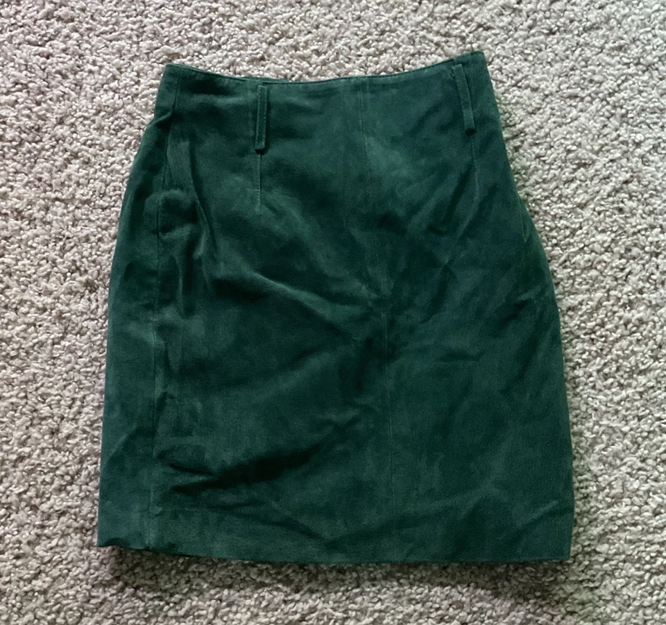Mini-saia de couro genuíno vintage anos 90 Express verde camurça tamanho 9 27” - Imagem 2 de 4
