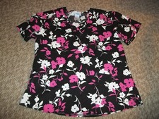 SB Scrub Top, Size S, 2 Pockets, Black with Flowers