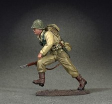 BRITAINS WORLD WAR 2 ALLIES 25197 U.S. ARMORED INFANTRYMAN RUNNING 1943 - 1945