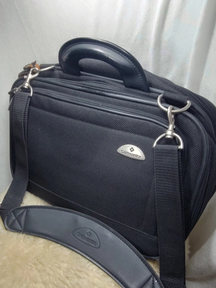 BOLSO MENSAJERO ACOLCHADO SUAVE PARA COMPUTADORA PORTÁTIL SAMSONITE CON CORREA PARA EL HOMBRO Foto 3 de 4
