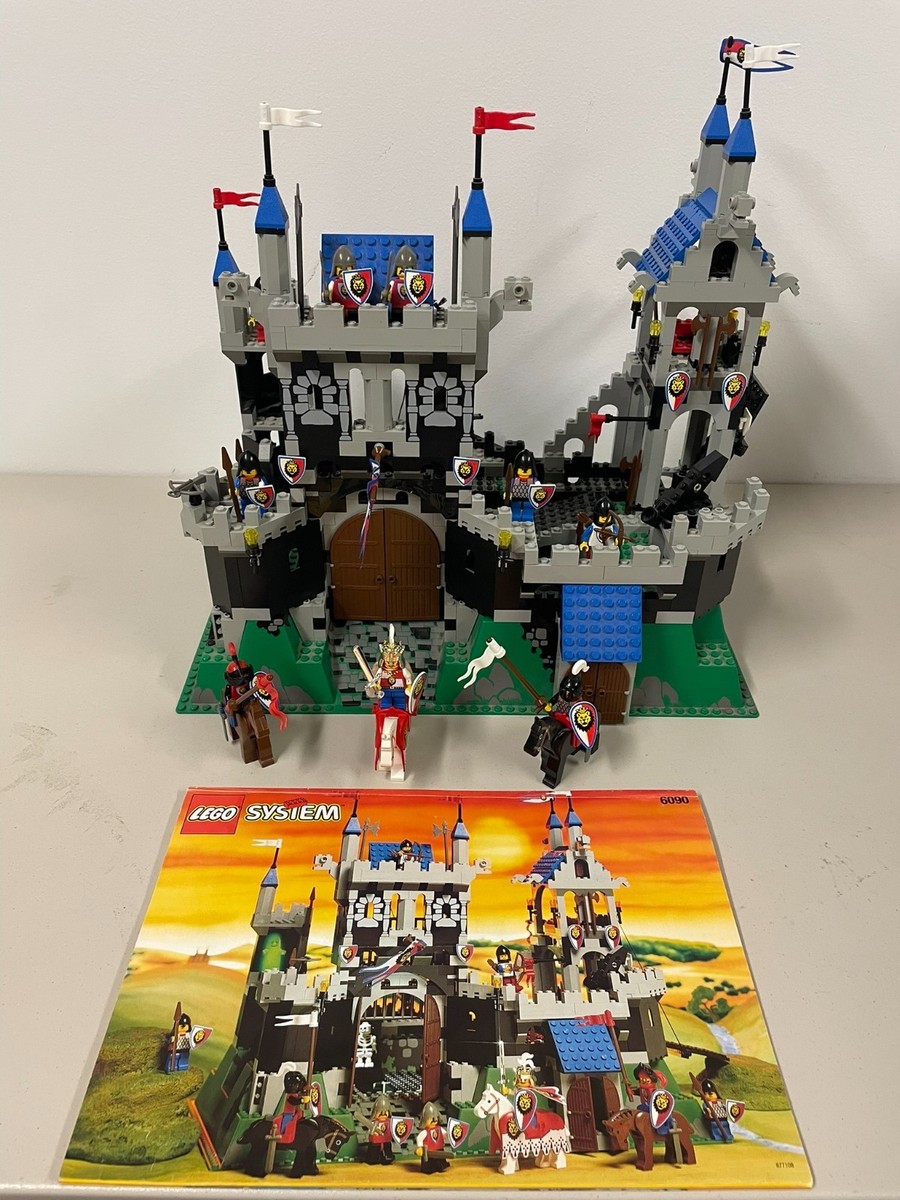 BLACK KNIGHTS John Frusciate ２枚セット LEGO Castle: Royal Knight's Castle (6090) - all pieces and