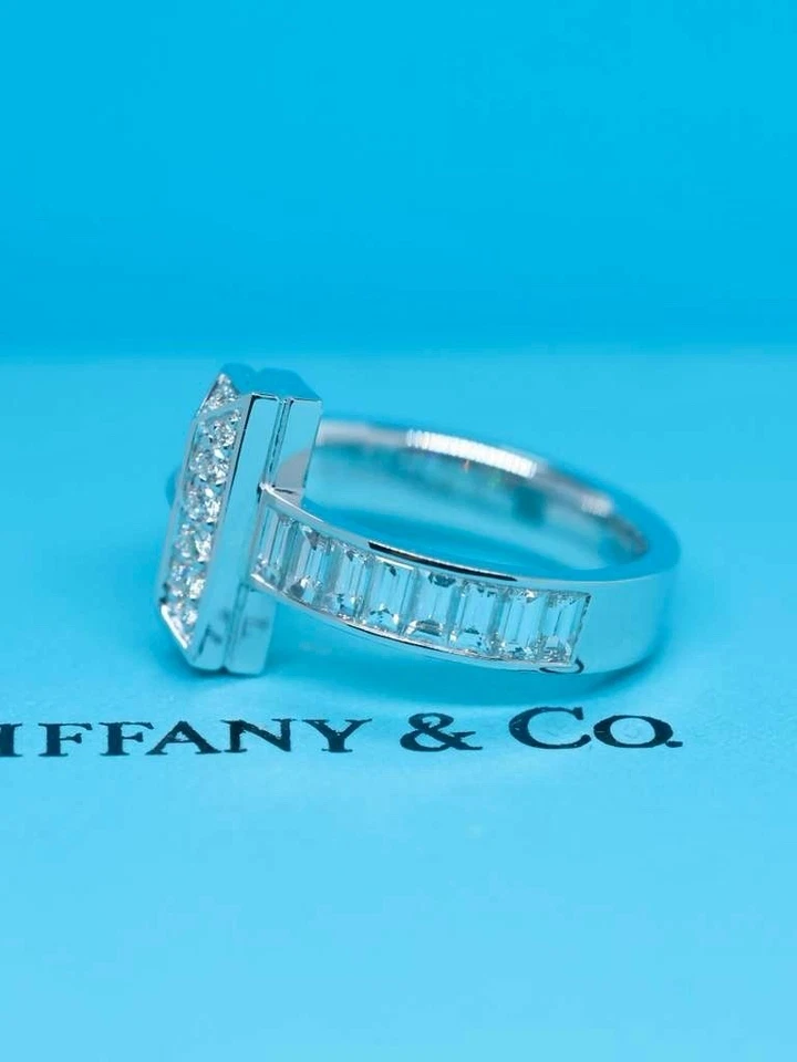 Anillo Tiffany & Co T1 Oro Blanco 18K con Baguette y Pavé de Diamantes 20k Sin Reserva Foto 3 de 4