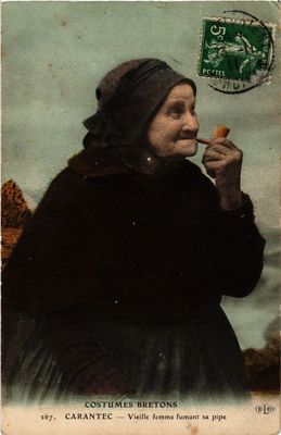 Old postcard Breton costumes CARANTEC - old woman smoking her pipe (253092)