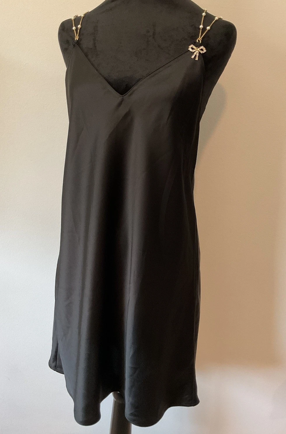 UNDERCOVER Abito nero Victoria Secrets con spalline accento oro