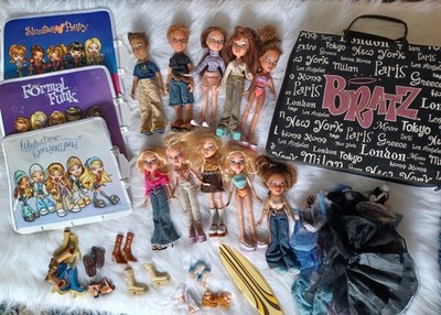 vtg Bratz dolls, carrying case, shoes, & Accessories. 2001-2003