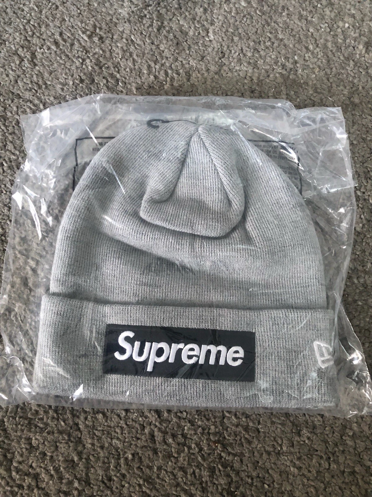 Bonnet logo boîte suprême