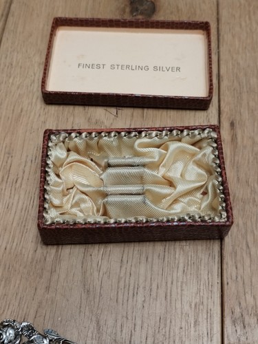 Beautiful Boxed Pair Of Antique Sterling Silver Salt Spoons Rose Design - Picture 7 of 10
