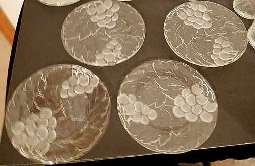 Vintage Glass Mugs, Cups, Saucers and Lunch Plates Grape Pattern - Foto 4 di 12