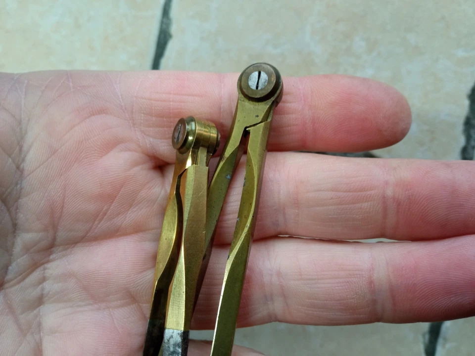 Lot de 2 Anciens Compas Pointe Sèche en Laiton et fer - Photo 4/4