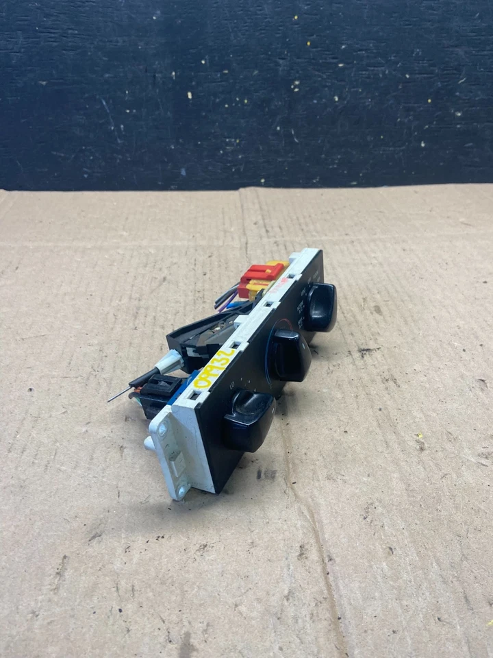 Ford Crown Victoria 1995 a 1997 control de aire acondicionado o9932 DG Foto 2 de 4