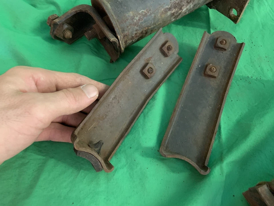 Oldsmobile Cutlass Salon Supreme 1976 1977 parachoques delantero amortiguadores par de soportes Foto 3 de 4