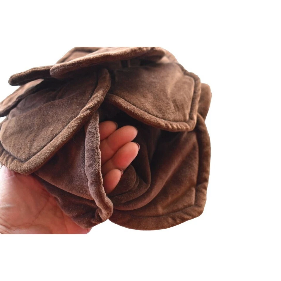 Acogedor té vintage de pétalos de flores de terciopelo marrón Foto 2 de 4