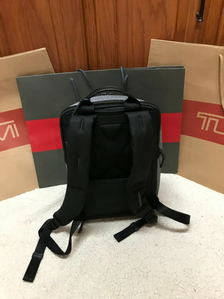 NUEVA MOCHILA TUMI TAHOW NOTAWAY GRIS CLARO CON RIBETE DE CUERO NEGRO Foto 4 de 4