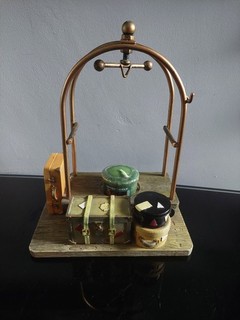 Yankee Candle Hotel Bags Hanging Tarts Warmer. Parts missing.