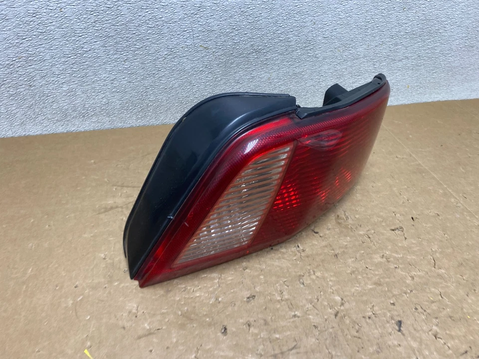 Luz trasera lateral del pasajero derecho Mitsubishi Galant 2002 a 2003 OEM V5751 DW Foto 3 de 4