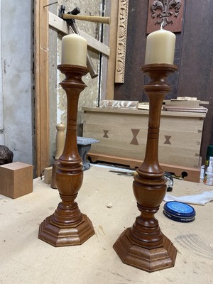 VINTAGE 2 X PAAR HANDGEDRECHSELTE DUNKLE MASSIVHOLZ KERZENSTÄNDER