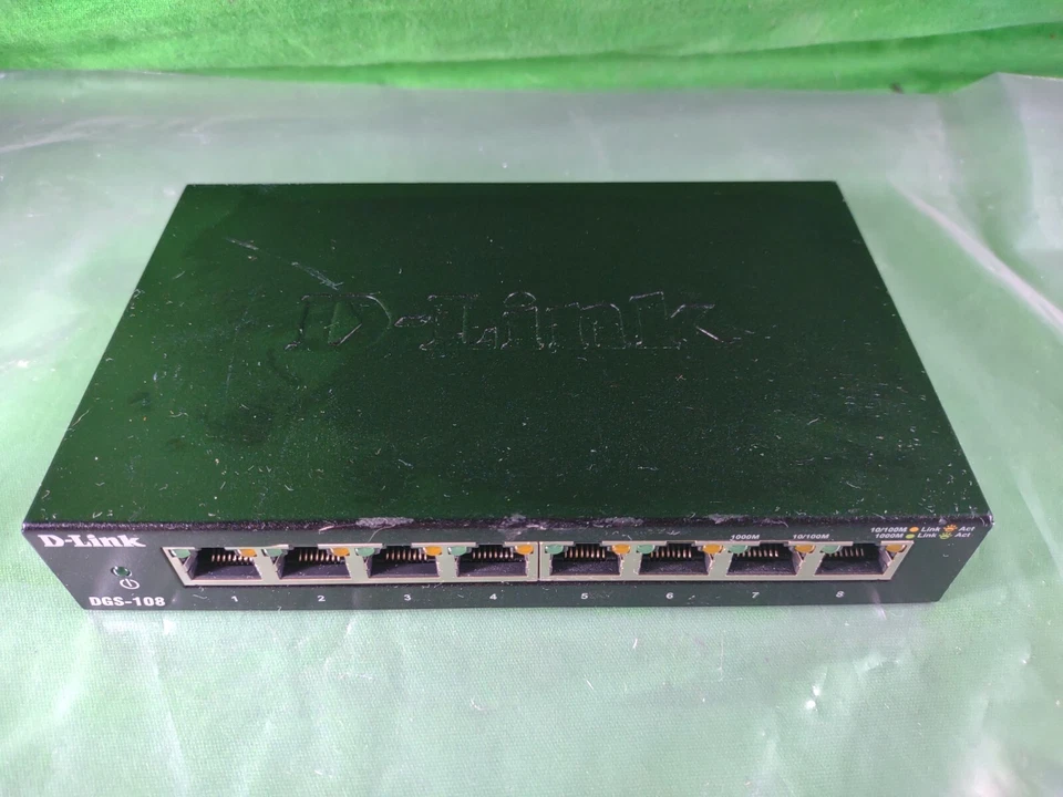 D-Link Ethernet Switch, 8 Port Gigabit Unmanaged Metal Fanless Desktop or Wall - Image 2 of 4