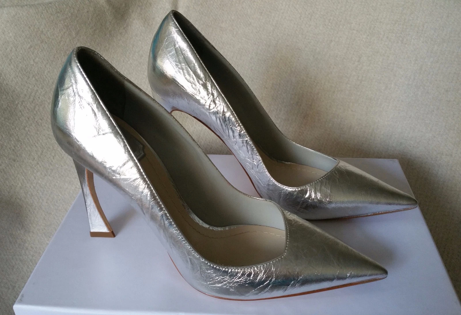 Pompe Christian Dior CD classique Songe cuir froissé argent 37,5 100 mm neuve dans sa boîte