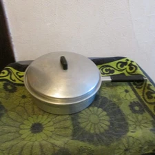 * Vtg Flavo Seal by West Bend 10". Heavy Du;ty Lidded Skillet, Saute, Fry Pan. *