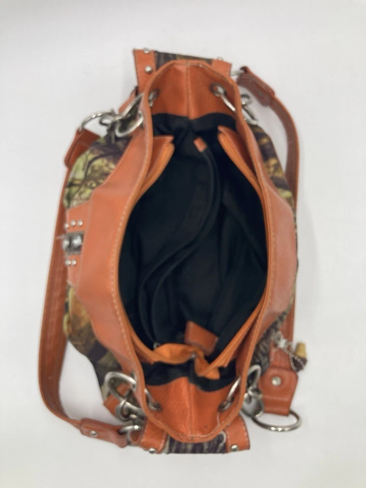 Cartera/bolso de mano Realtree camuflaje tachuelas y detalles de hebilla de diamantes de imitación y asa Foto 3 de 4