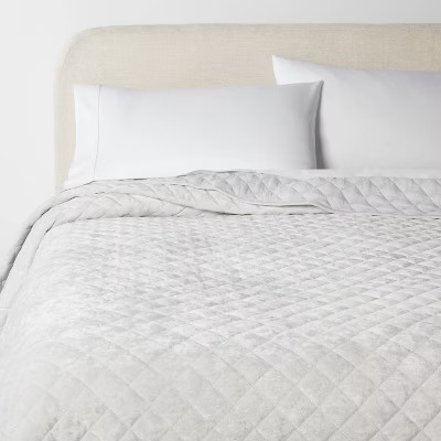 FullQueen Luxe Diamond Stitch Velvet Quilt Light Gray - Threshold 4790₽
