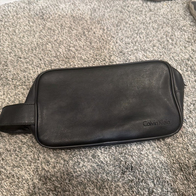 Calvin Klein Men's Black Zip Travel Dopp Kit Toiletry Bag Pockets Wristlet