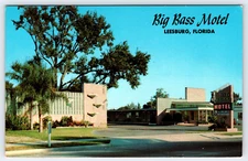 VINTAGE PHOTO POSTCARD OLD ANTIQUE IMAGE BIG BASS MOTEL SIGN LEESBURG FLORIDA