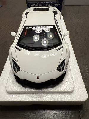 AUTOart Lamborghini Aventador Diecast Model Car - White, 1/18 Scale