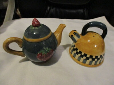 SAKURA Delicate Hand-Painted Tea Pot & Tea Kettle Salt & Pepper Shakers 1998