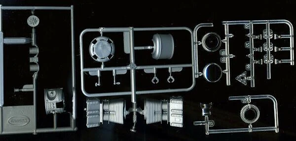 Lost In Space YM-3 Robot 1/24 Plastic Model Kit 17RMB01 - Image 3 of 3