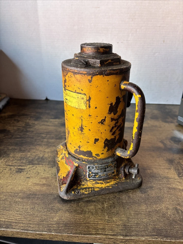 Vintage Blackhawk Jack Mfg 12 Ton Hydraulic Bottle Jack Model No. D8.7 - Image 3 of 4