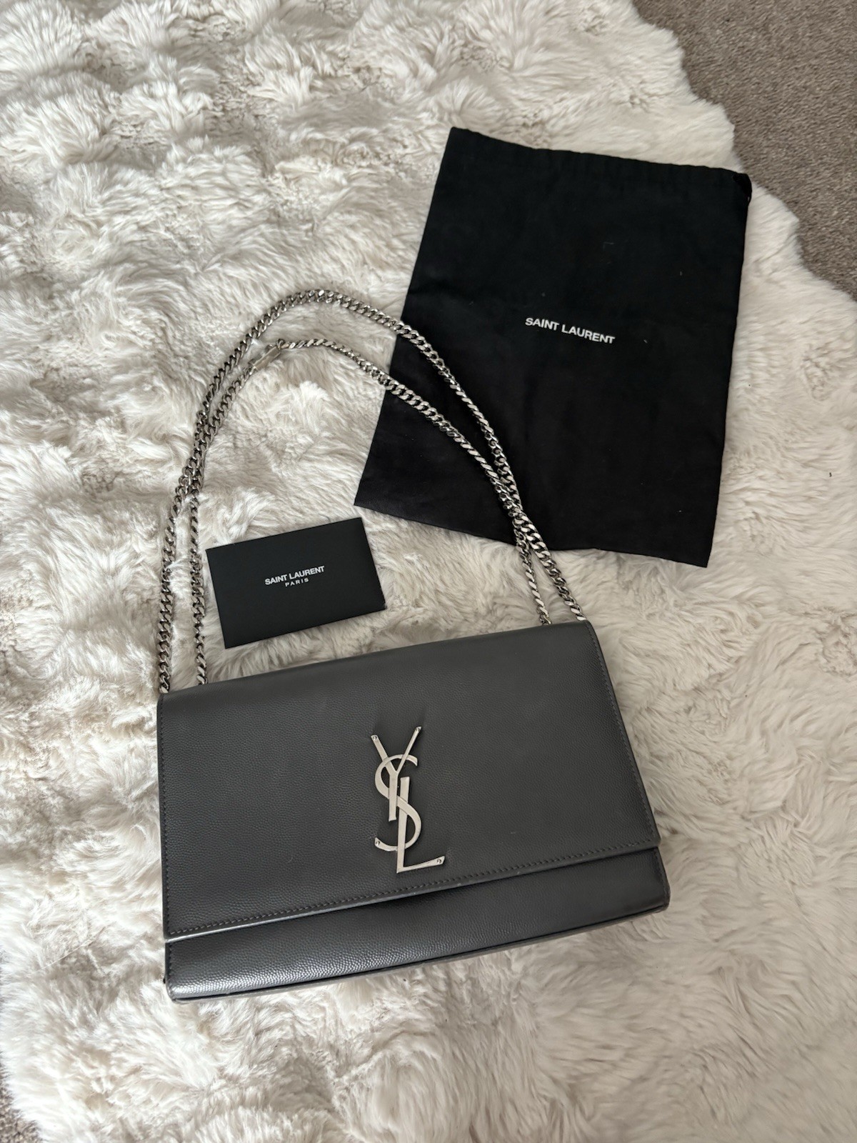 Borsa Saint Laurent Kate Medium Grain De Pounder in pelle grigia