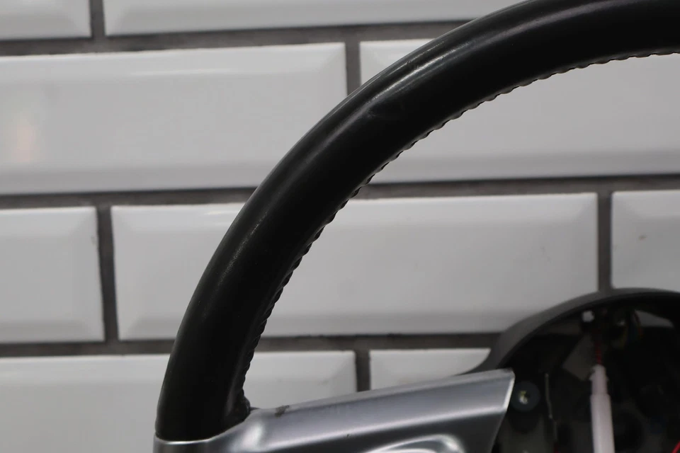 03-06 Volante de cuero para conductor Chevy SSR con interruptores (negro/satinado) Foto 4 de 4