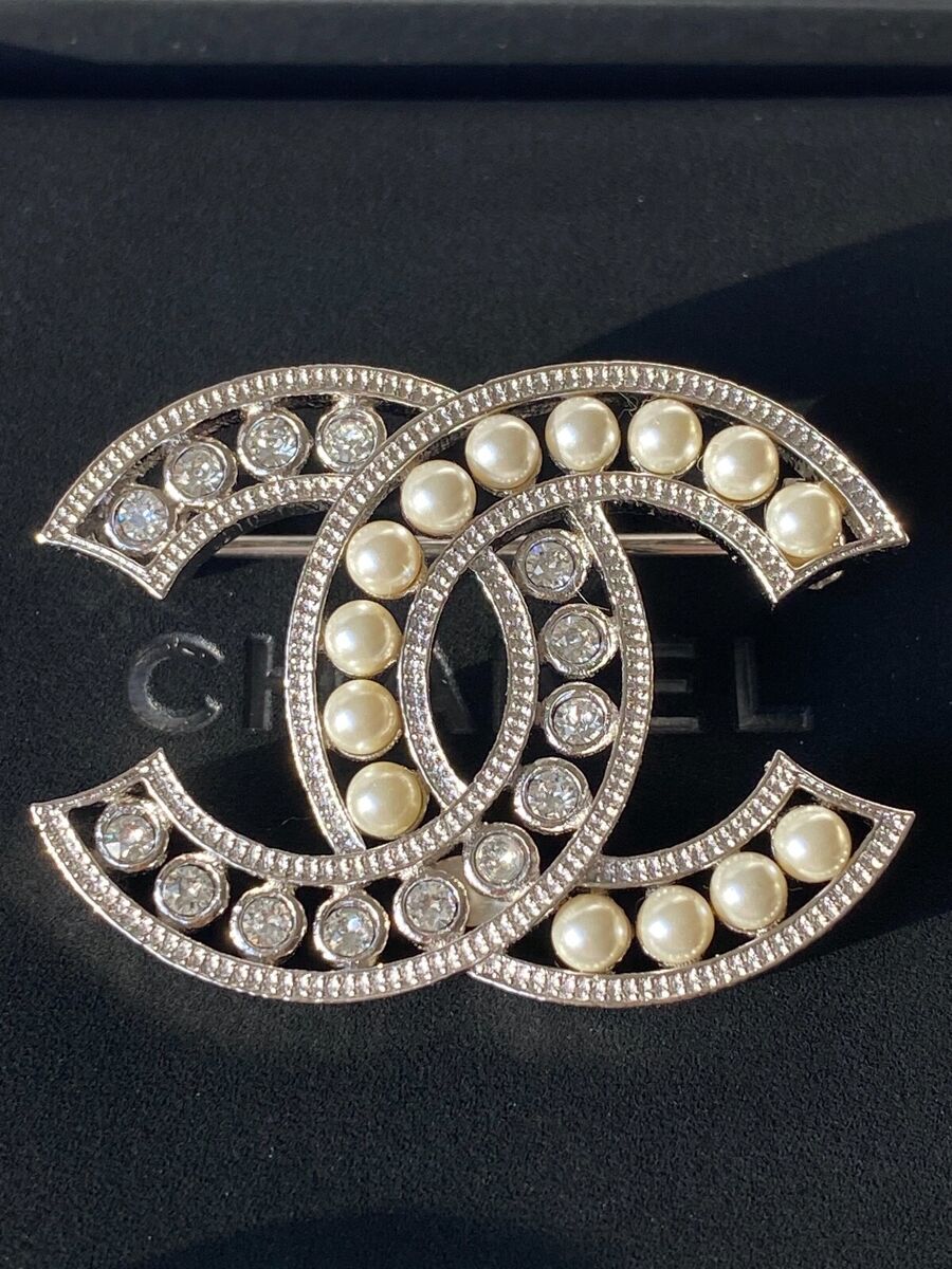 CHANEL CC Pearl Brooch Pin Gold  Chanel jewelry, Chanel brooch, Chanel  pearls