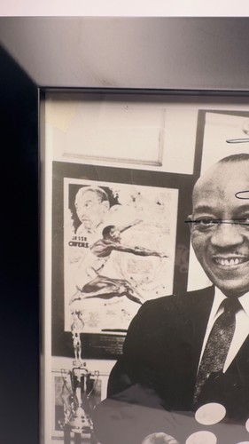 Foto B&W autografata Jesse Owens 8""x 10"" firmata 11/29/1972 cornice nera - Foto 8 di 11