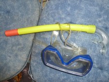 Taucherausrüstung Schnorchel und Brille aus Kunststoff
